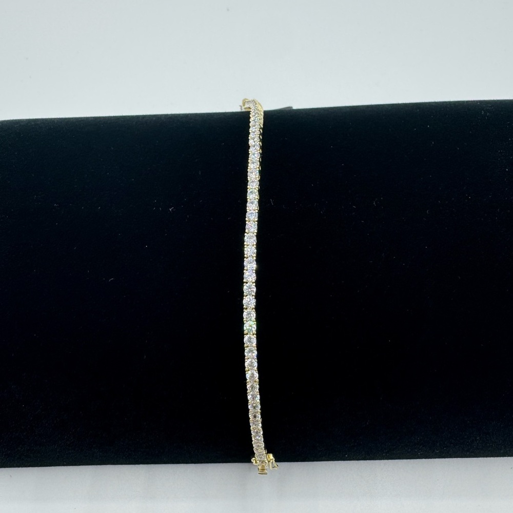 18kt Tennis Bracelet - Picture 8 of 12